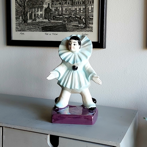 Pierrot Harlequin clown standing on a rectangular base. - Picture 3 of 7